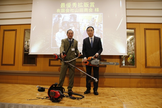 ㉖年度全国ハスクバーナ・ゼノア会  最高売上更に更新 新型バッテリー刈払機展示